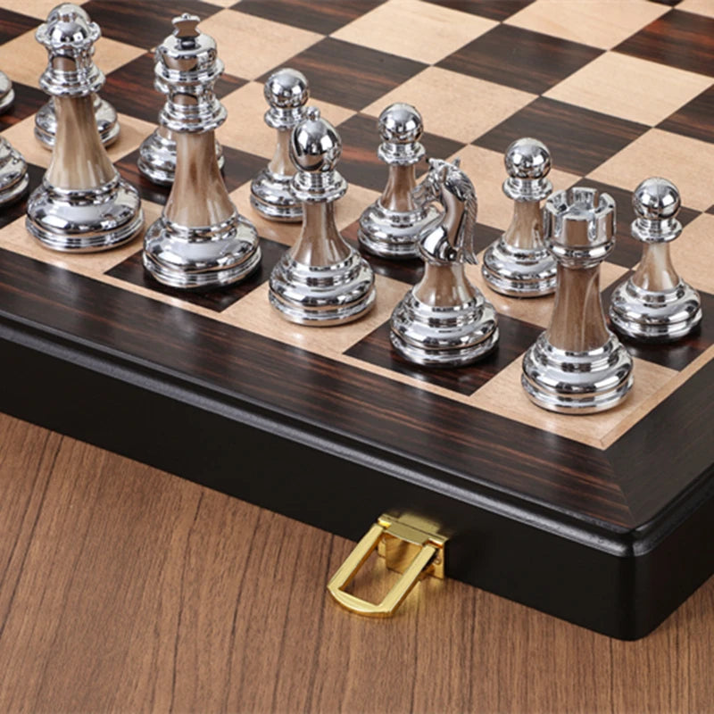 Jeu d'échecs de luxe grand plateau en bois pièces métallisées argent et bronze fermoirs laiton