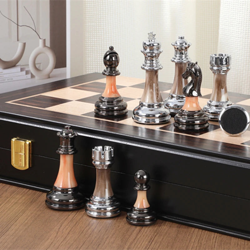 Jeu d'échecs de luxe grand plateau en bois pièces métallisées argent et bronze fermoirs laiton