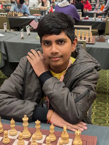 Aaron Mendes, jeune maître international canadien de 14 ans, concentré devant un échiquier lors d'une partie en ligne