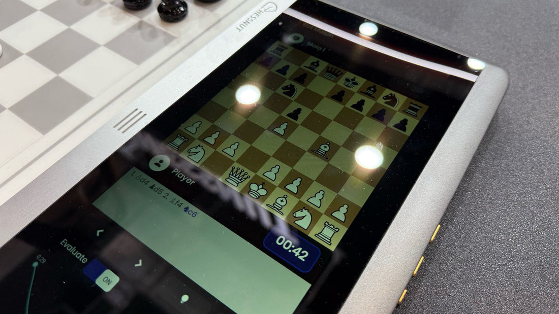 Un échiquier devant un écran affichant une partie d’échecs en direct, avec clavier, souris et éclairage RGB très discret.