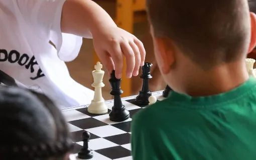 Échiquier vu du dessus avec des formules mathématiques subtilement intégrées autour des pièces, style scientifique et élégant.