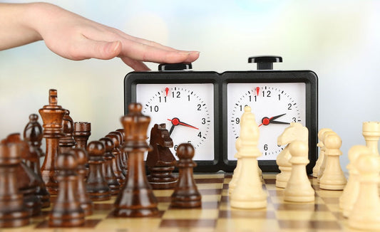 Un arbitre d’échecs en tournoi, debout derrière plusieurs joueurs, avec une pendule d’échecs et des échiquiers en arrière-plan.