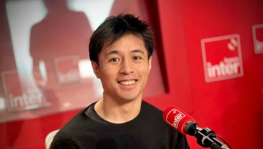 julien song, le mailleur joueur d'échecs au monde, sur le plateau de radio de france inter