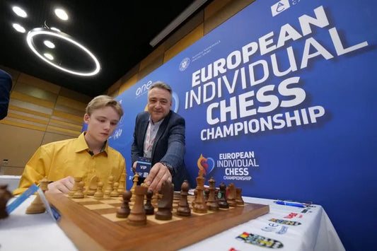 adolescent en pleine partie d'échecs à l'european individual chess championship