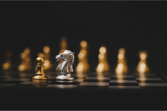 ouverture aux échecs avec un pion en argent et un en or