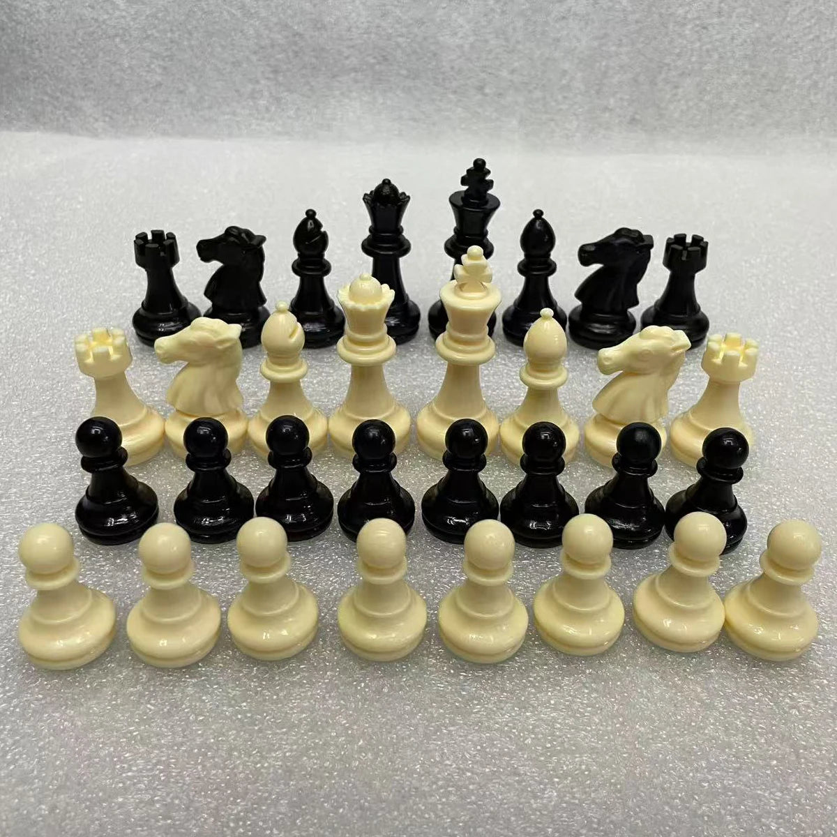 Jeu échecs plastique noir blanc 32 pièces roi cavalier pion set voyage