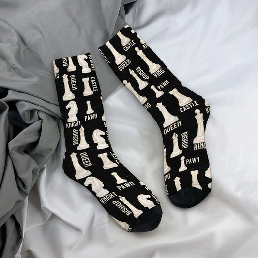 Chaussettes noires motif pièces échecs noms roi reine cavalier tour sur un drap blanc