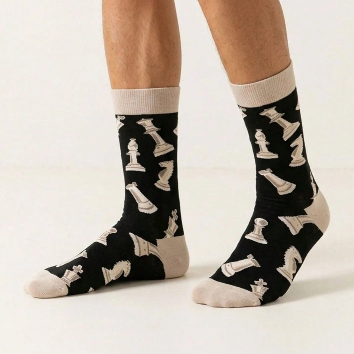 Chaussettes noires beiges motif pièces échecs fun confortables respirantes