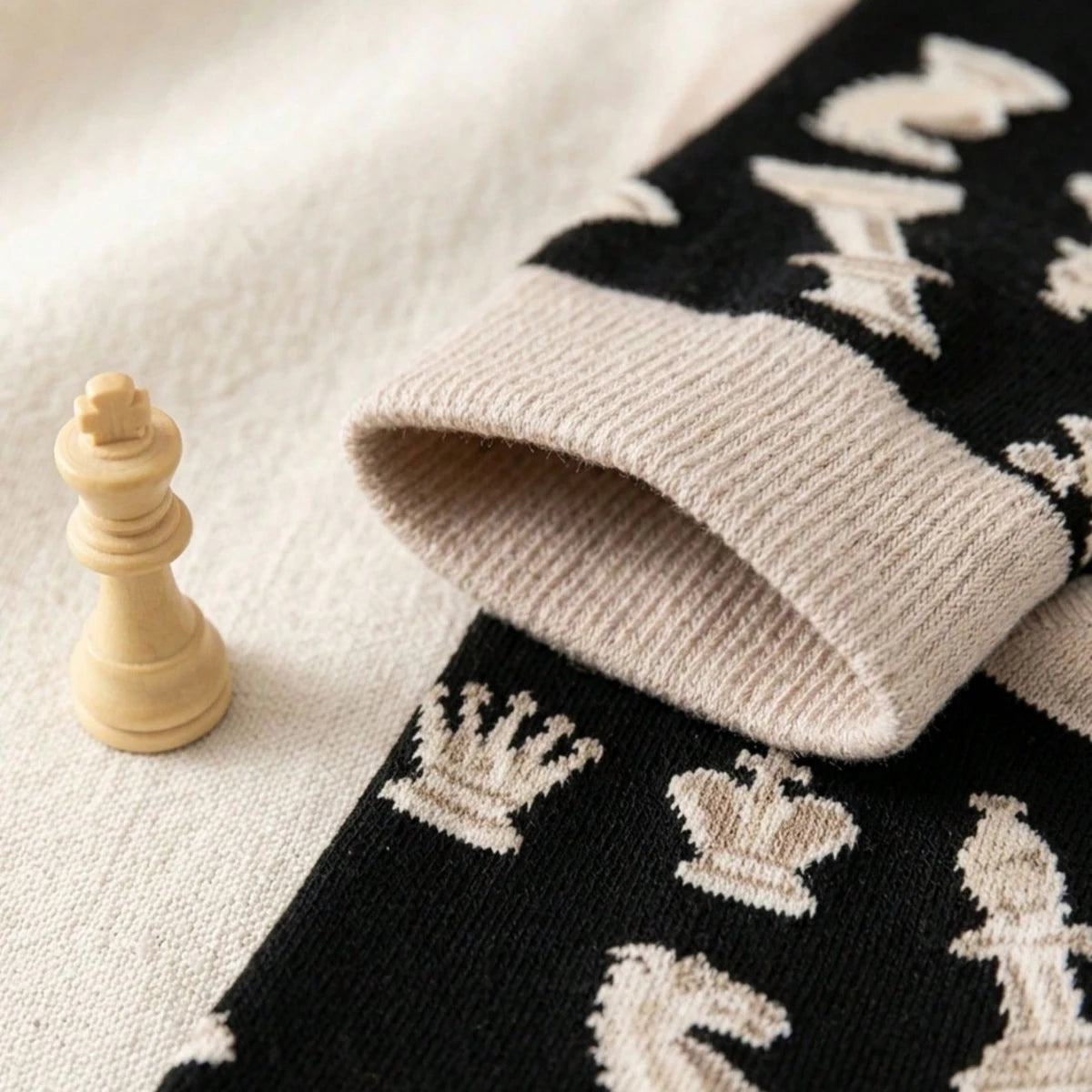 Chaussettes noires beiges motif pièces échecs fun confortables respirantes
