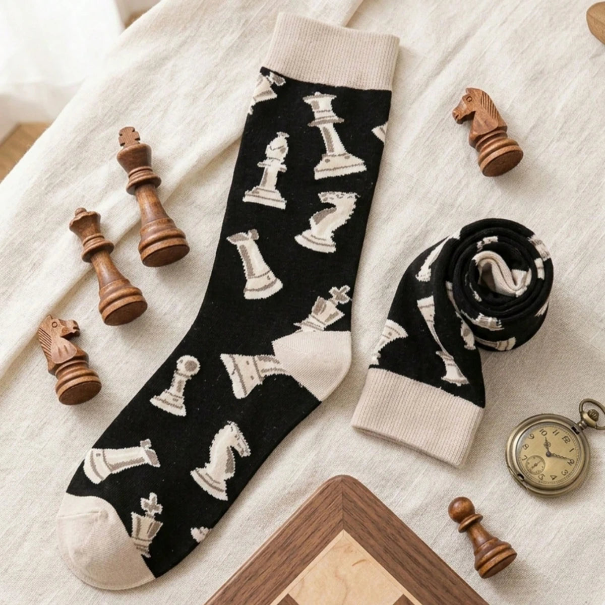 Chaussettes noires beiges motif pièces échecs fun confortables respirantes