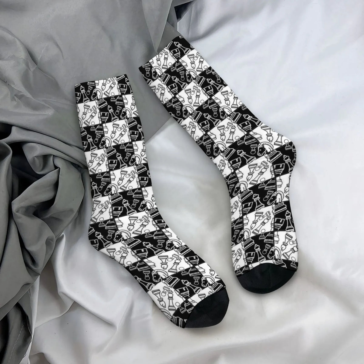 Chaussettes motif échiquier damier noir blanc style rétro harajuku sur un drap blanc