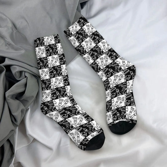Chaussettes motif échiquier damier noir blanc style rétro harajuku sur un drap blanc