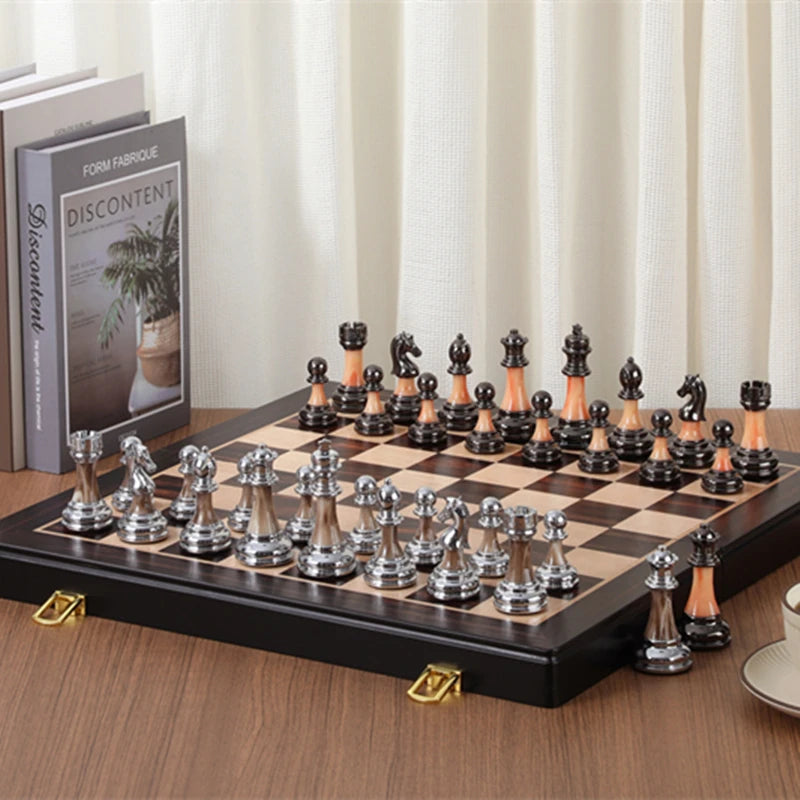 Jeu d'échecs de luxe grand plateau en bois pièces métallisées argent et bronze fermoirs laiton