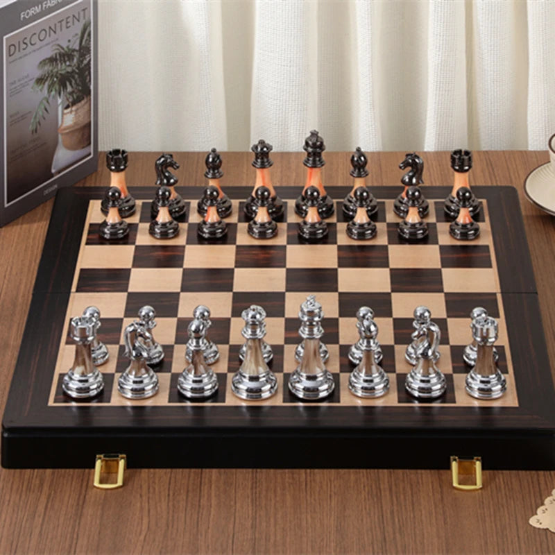 Jeu d'échecs de luxe grand plateau en bois pièces métallisées argent et bronze fermoirs laiton
