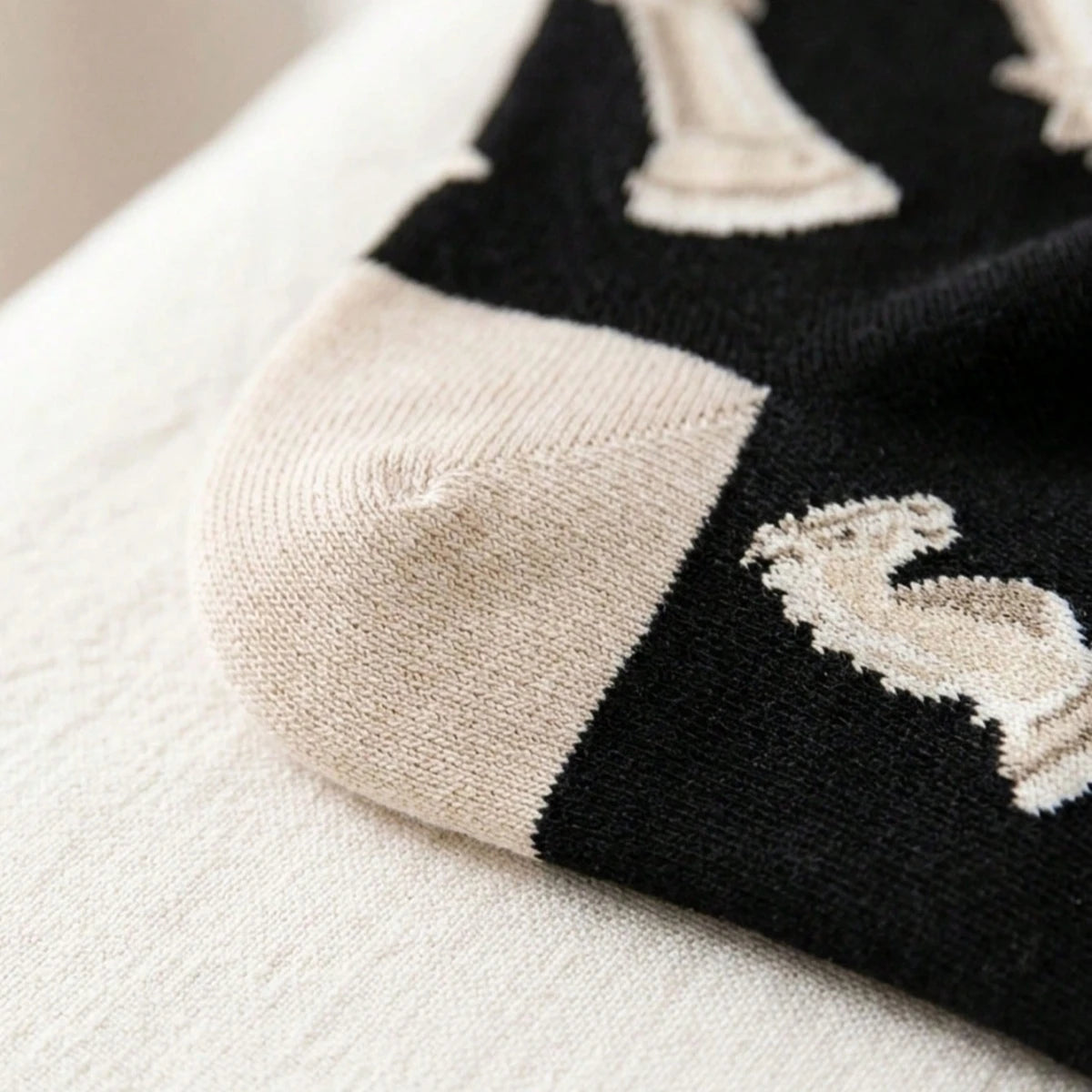 Chaussettes noires beiges motif pièces échecs fun confortables respirantes