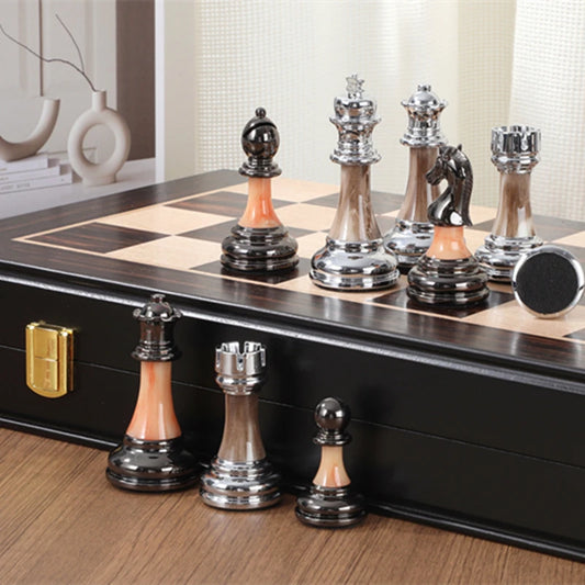 Jeu d'échecs de luxe grand plateau en bois pièces métallisées argent et bronze fermoirs laiton