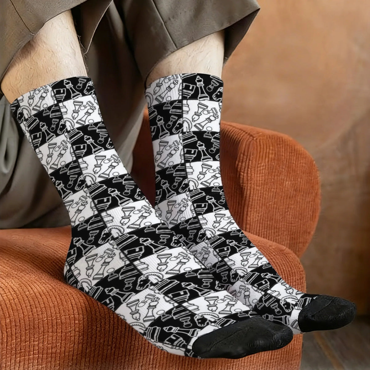 Chaussettes motif échiquier damier noir blanc style rétro harajuku sur un fauteuil